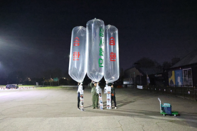 전단 날리는 납북자가족. 연합뉴스