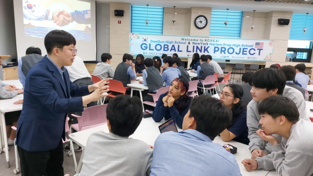 대건고등학교는 미국 뉴욕 명문 학교인 데모크러시 프렙 고등학교(Democracy Prep Public School) 학생 및 교사 방문단을 맞아 인공지능(AI) 활용 기반 