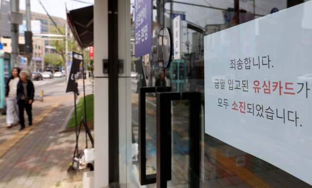 SK텔레콤 해킹 공격으로 유심(USIM) 관련 정보가 유출되는 사건이 발생한 가운데 27일 대구 시내의 한 SK텔레콤 대리점에 