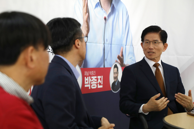 김문수 국민의힘 대선 경선 후보가 지난 27일 서울 여의도 캠프 사무실에서 한국지방신문협회(한신협)와 인터뷰를 하고 있다. 한국지방신문협회 공동취재단