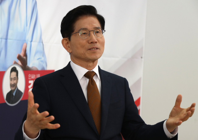 김문수 국민의힘 대선 경선 후보가 27일 서울 여의도 캠프 사무실에서 한국지방신문협회(한신협)와 인터뷰를 하고 있다. 한국지방신문협회 공동취재단