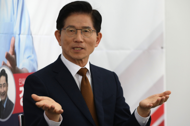 김문수 국민의힘 대선 경선 후보가 27일 서울 여의도 캠프 사무실에서 한국지방신문협회(한신협)와 인터뷰를 하고 있다. 한국지방신문협회 공동취재단