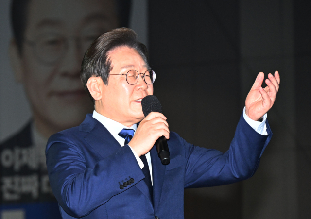 더불어민주당 대선 후보로 선출된 이재명 후보가 27일 경기 고양시 킨텍스에서 열린 