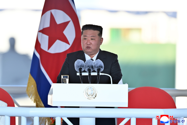 북한 김정은 국무위원장이 지난 25일 남포조선소에서 열린 5,000t급 신형다목적구축함 