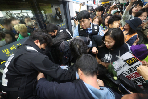 전장연, '지하철 시위' 벌이다 또 강제 퇴거