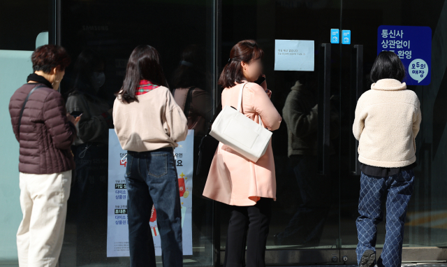 SK텔레콤이 유심 고객정보 해킹 사고로 관련 유심 무료 교체 서비스에 나선 28일 서울 강남구의 한 SKT T월드 매장 앞에 유심을 교체하려는 고객들이 영업 전부터 줄을 서 있다. SK텔레콤은 이날 오전 10시부터 전국 T월드 매장 2천600여 곳에서 유심 무료 교체 서비스를 진행한다. 연합뉴스