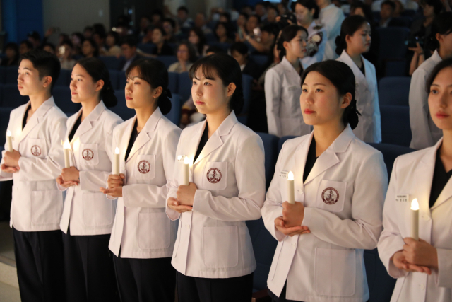 대전 유성구 국군간호사관학교(국간사)에서 열린 나이팅게일 선서식에서 2학년 생도들이 선서를 하고 있다. 국간사 제공