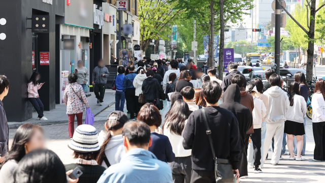 가입자 유심(USIM) 정보를 탈취당한 SK텔레콤이 유심 무료교체 서비스를 시작한 28일 경기도 수원시 한 SK텔레콤 PS&M 직영점에서 시민들이 유심 교체를 위해 줄을 서 차례를 기다리고 있다. 연합뉴스