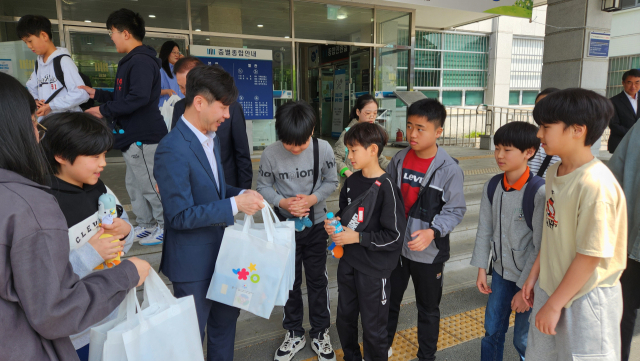대구지방검찰청 경주지청 최명규 지청장이 법 체험 교육에 참여한 경주지역 초등학생들에게 선물을 전달하고 있다.