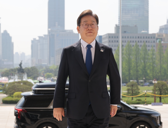더불어민주당 이재명 대선 후보가 28일 국회에서 열린 당 최고위원회의에 참석하기 위해 본청으로 들어서고 있다. 연합뉴스