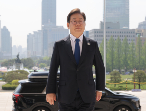 이재명의 '광폭 우클릭'…보수책사 영입하고 이승만·박정희 묘역 참배