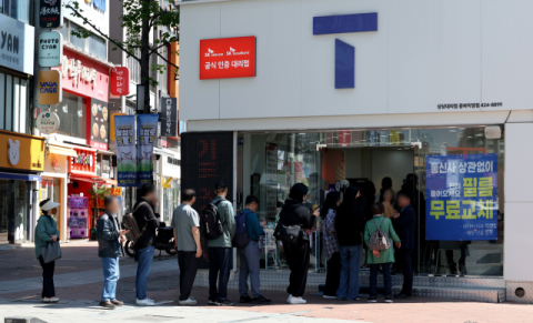 SK텔레콤 부실 대책에 유심 교체 첫날 3만4천명 탈출