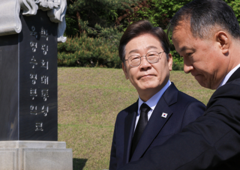 이재명, 이승만·박정희 묘역 참배…중도보수론·국민 통합 행보