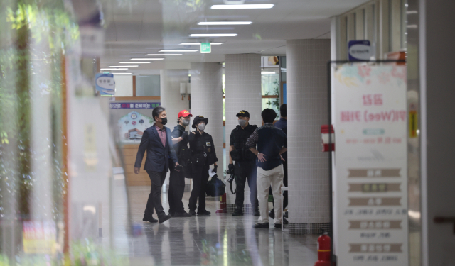 28일 학생 흉기 난동이 발생한 청주의 한 고등학교에서 경찰 등이 사고 상황을 파악하고 있다. 연합뉴스