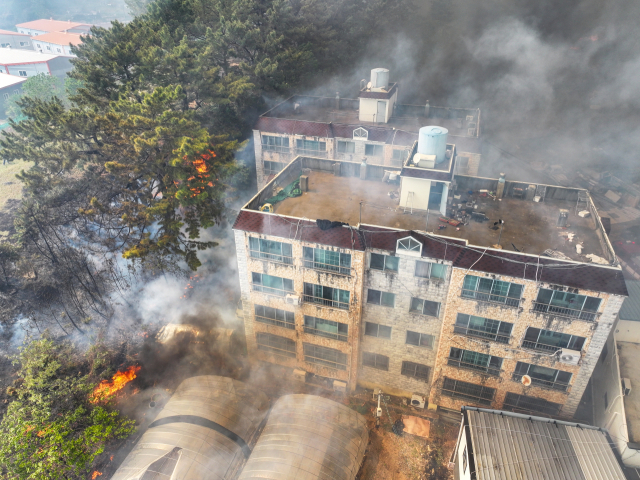 28일 오후 2시 1분께 대구 북구 노곡동 함지산에서 발생한 산불이 인근인 조야동 민가까지 확산하고 있다. 연합뉴스