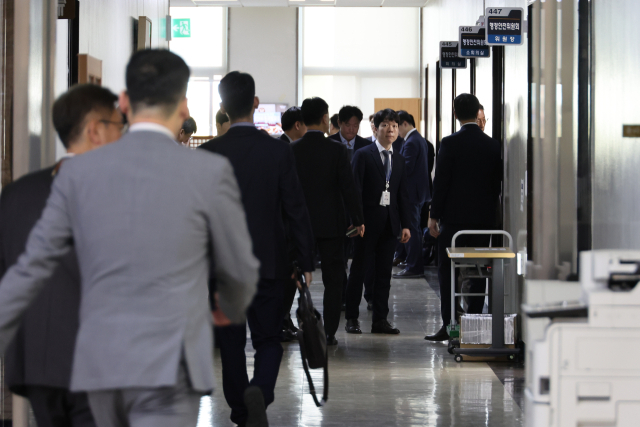 28일 추가경정예산안 심사가 진행되는 국회 행정안전위원회 예산·결산기금심사소위 회의장 앞이 관계 부처 공무원들로 북적이고 있다. 연합뉴스