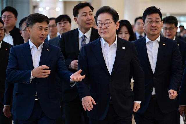 이재명 더불어민주당 대선 후보와 곽노정 SK하이닉스 CEO가 28일 경기도 이천시 SK하이닉스 이천캠퍼스에서 열린 AI 메모리반도체 기업간담회에서 참석하고 있다. 연합뉴스