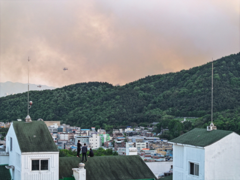 대구 산불, 강풍으로 일몰 전 진화 실패…야간 대응체제 전환