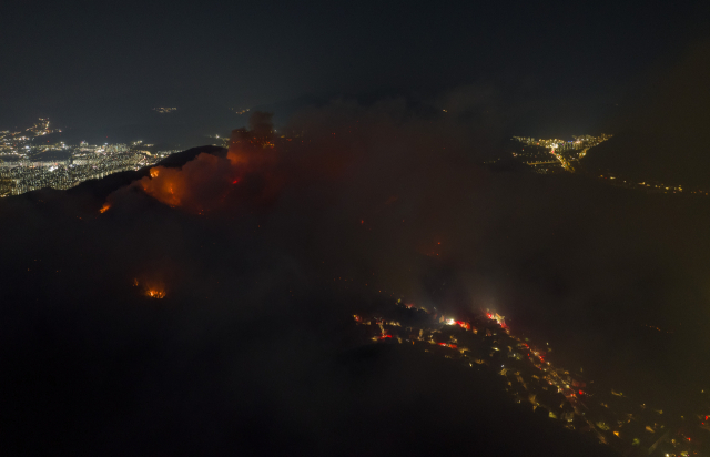 28일 오후 2시 1분께 대구 북구 노곡동 함지산에서 발생한 산불이 야간에도 확산하고 있다. 김영진 기자 kyjmaeil@imaeil.com