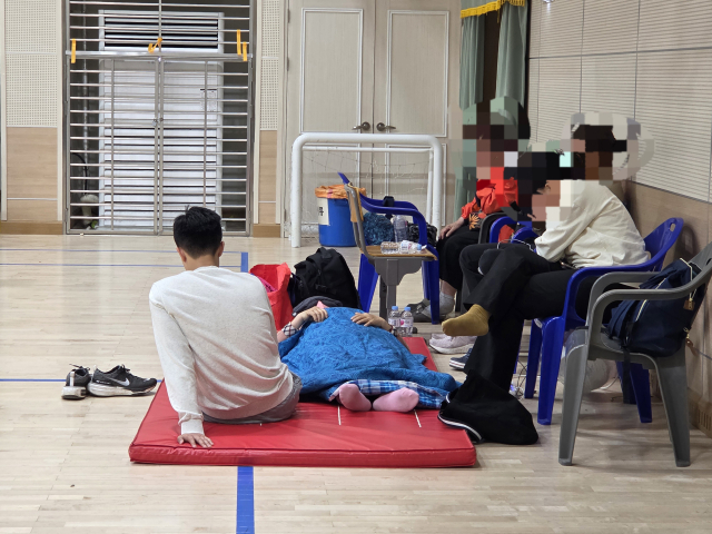 28일 발생한 대구 북구 노곡동 함지산 산불로 마련된 동변중학교 대피소 현장. 김유진 기자