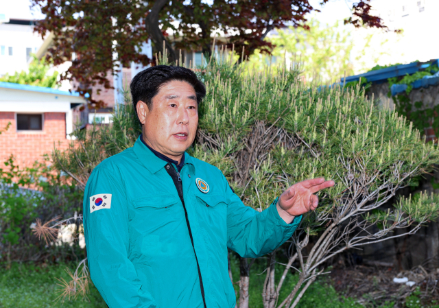 김원석 의성군의원은 경북 산불 발생 이후 매일 피해 현장을 누비며 주민들의 의견을 청취하고, 피해 복구 자원봉사활동을 펼치고 있다. 의성군의회 제공.