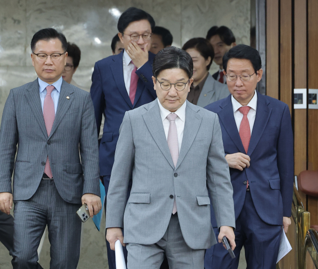 국민의힘 권성동 원내대표가 29일 국회에서 열린 원내대책회의에 참석하고 있다. 연합뉴스