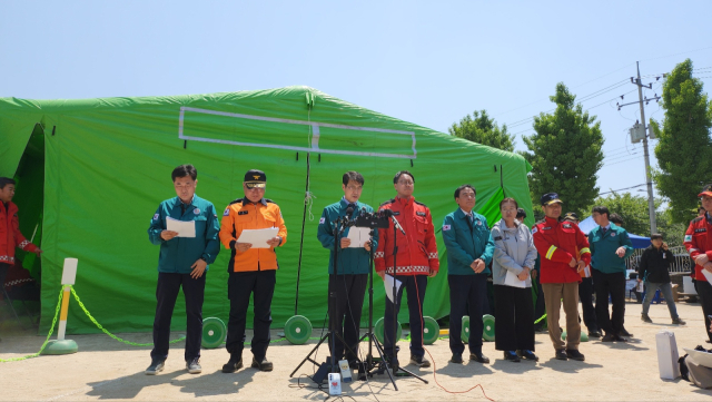 김정기 대구시장 권한대행이 29일 오후 1시 대구 북구 함지산 산불 현장지휘소 앞에서 주불 진화를 선언하고 있다. 남정운 기자