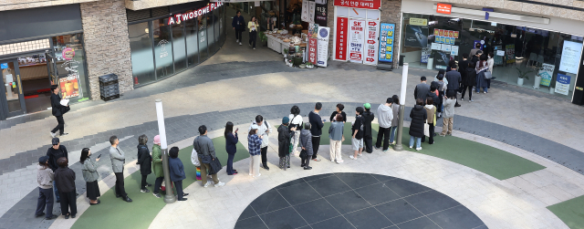 가입자 유심(USIM) 정보를 탈취당한 SK텔레콤이 유심 무료교체 서비스를 시작한 지 이틀째인 29일 서울 시내 한 SKT 대리점에 시민들이 줄을 서서 교체를 기다리고 있다. 기사 내용과 직접 관련없음. 연합뉴스