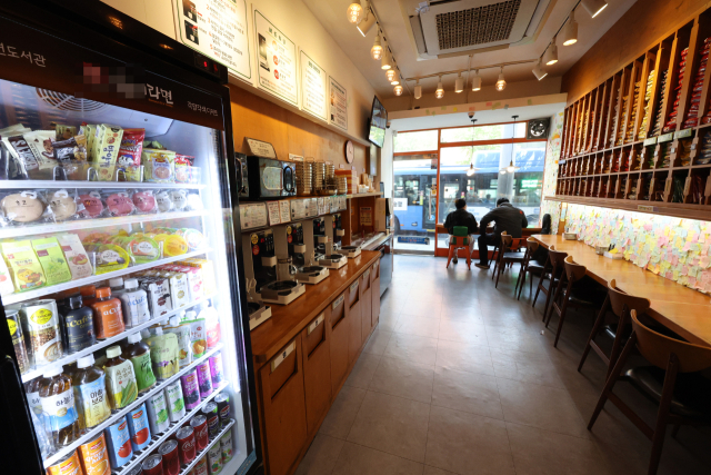 삼성카드가 지난 2020년부터 올해 초까지 전국 무인 가맹점을 조사한 결과 무인점포는 이 기간 4배로 증가했다. 예비 사장들이 인건비를 절약하고 창업 비용이 적어서 무인점포를 선호하는 것으로 분석된다. 사진은 지난 4월 서울 한 라면 무인 판매점 모습. 연합뉴스