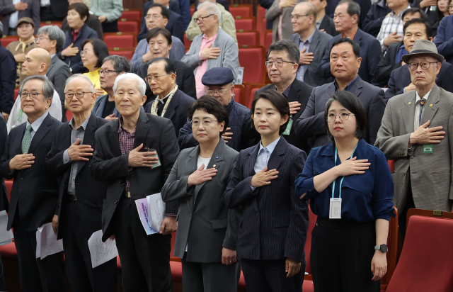 28일 국회 도서관에서 열린 사회대개혁시민정치행동 출범식 및 1만인 선언에서 참석자들이 국기에 경례를 하고 있다. 연합뉴스