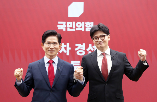 국민의힘 대선 최종 경선에 진출한 김문수(왼쪽)·한동훈 후보. 사진은 지난 23일 열린 2차 경선 토론회 미디어데이에 참석한 김문수·한동훈 후보. 연합뉴스