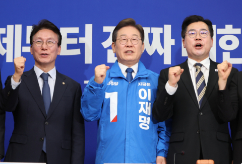 이재명, '숫자 1'에 빨간색 포인트…점퍼까지 '통합' 담았다