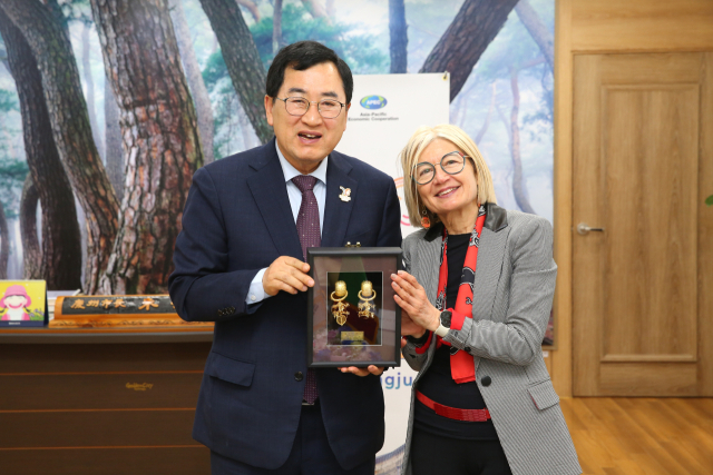 에밀리아 가토(사진 오른쪽) 주한 이탈리아대사가 29일 경주시를 방문해 주낙영 시장과 환담을 나눈 뒤 기념 촬영을 하고 있다. 경주시 제공