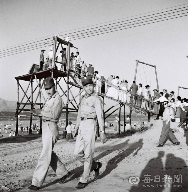 1959년 동촌 유윈지 케이블카 탑승장에 나들이객이 줄지어 탑승을 기다리고 있다. 동촌 케이블카는 1959년 처음 설치됐다. 사진=매일아카이빙센터
