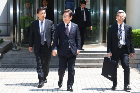 경선 압승 후 숨 고르는 이재명, 몸 낮추고 사법리스크 집중