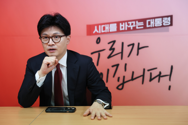 한동훈 국민의힘 대선 경선 후보가 29일 오후 여의도 대하빌딩 자신의 선거사무실에서 인터뷰에 임하고 있다. 한국지방신문협회 공동취재단=경인일보 김우성 기자