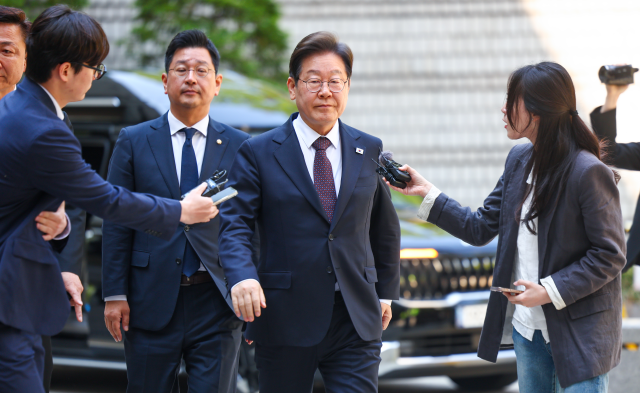 숨 고르는 이재명…중도 확장 우클릭·사법리스크 집중