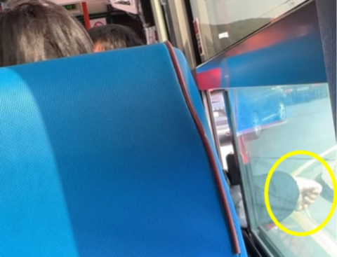 버스에서 버젓이 흡연, 中 관광객 눈살, 