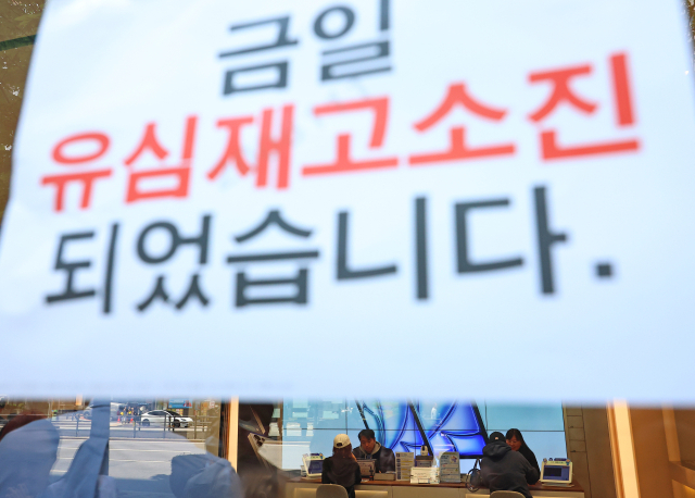 SK텔레콤이 유심 고객정보 해킹 사고로 관련 유심 무료 교체 서비스에 나선 28일 서울 시내 한 SK텔레콤 대리점에 