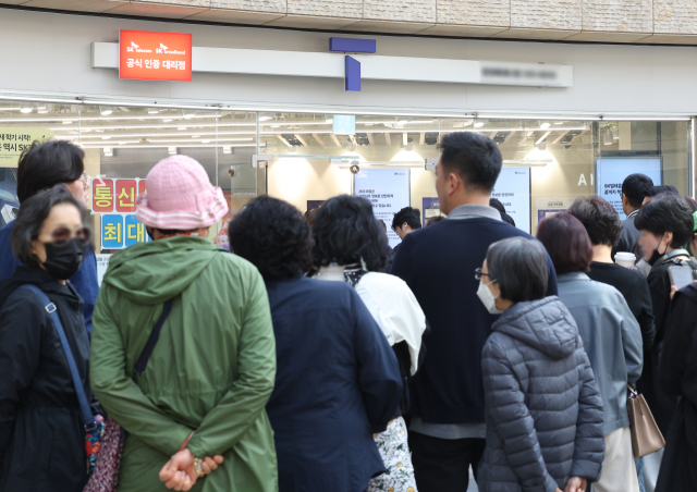 가입자 유심(USIM) 정보를 탈취당한 SK텔레콤이 유심 무료교체 서비스를 시작한 지 이틀째인 29일 서울 시내 한 SKT 대리점에 시민들이 줄을 서서 교체를 기다리고 있다. 연합뉴스