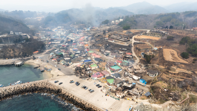 지난달 25일 발생한 산불로 노물리 마을 일대가 쑥대밭이 됐다. 영덕군 제공