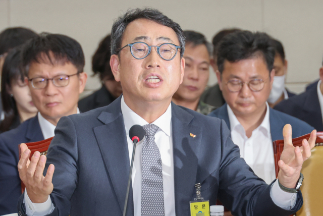 유영상 SK텔레콤 대표이사가 30일 국회 과학기술정보방송통신위원회의에서 열린 방송통신 분야 청문회에서 유심 해킹 사태와 관련한 질의에 답하고 있다. 연합뉴스
