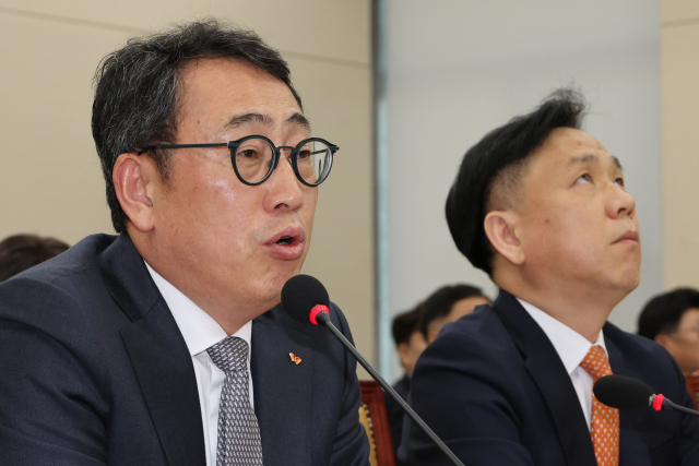 유영상 SK텔레콤 대표이사가 30일 국회 과학기술정보방송통신위원회의에서 열린 방송통신 분야 청문회에서 유심 해킹 사태에 대한 위원 질의에 답하고 있다. 연합뉴스