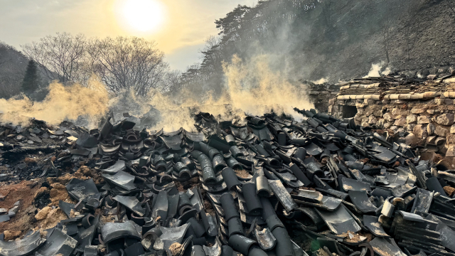 산불로 잿더미가 된 고운사에 깨진 기왓장만이 나뒹굴고 있다.
