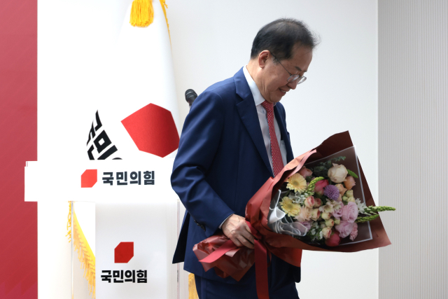 29일 서울 여의도 국민의힘 당사에서 열린 제21대 대통령 후보자 국민의힘 3차 경선 진출자 발표 행사에서 경선에 탈락 후 정계은퇴 의사를 밝힌 홍준표 후보가 기념촬영 무대에서 내려가고 있다. 연합뉴스