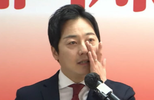 이성배 전 MBC 아나운서가 홍준표 전 대구시장의 경선 탈락 후 정계 은퇴를 선언하자 눈물을 보였다. 연합뉴스TV 유튜브