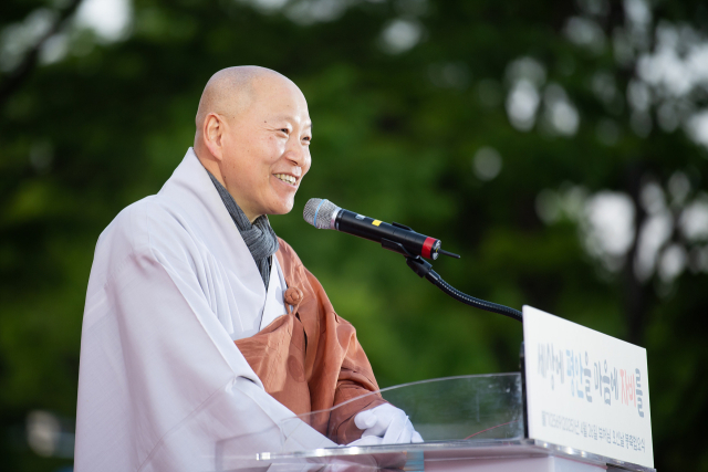지난 27일 열린 봉축법요식에서 구미불교사암연합회장 월담 스님이 봉축사를 하고 있다. 구미시 제공
