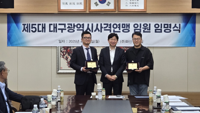 이날 대한사격연맹으로부터 공로패를 수상한 김동후 회장(오른쪽)과 제현태 부회장(왼쪽), 가운데는 신희영 대한사격연맹 부회장. 대구사격연맹 제공