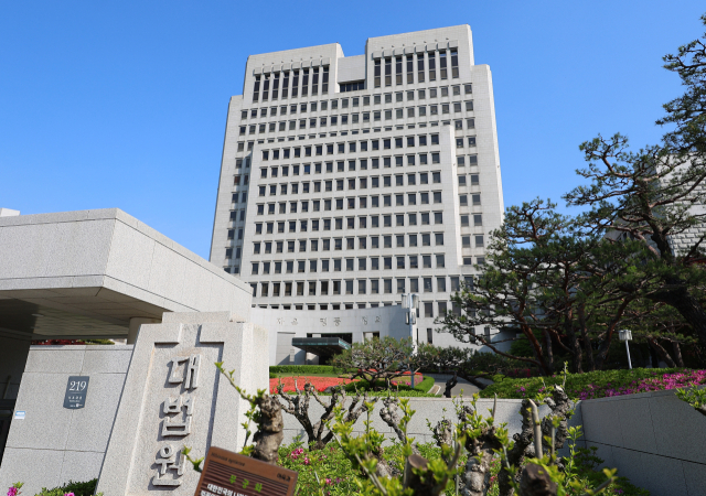 더불어민주당 이재명 대선 후보의 공직선거법 사건에 대한 대법원 전원합의체 선고를 하루 앞둔 30일 서울 서초구 대법원 모습. 연합뉴스
