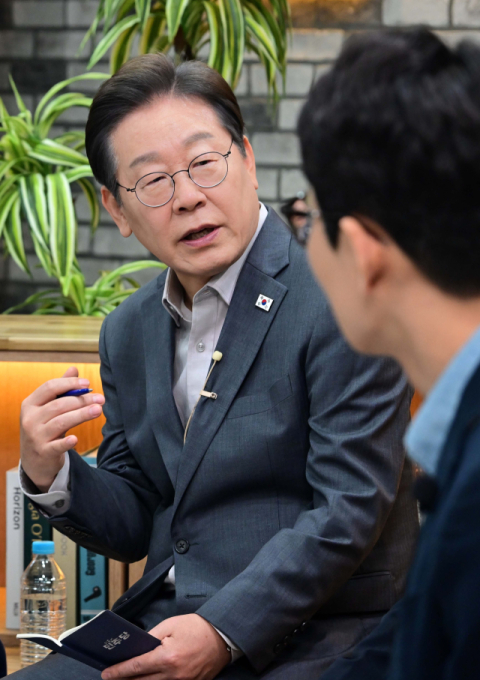 '차기 대통령 적합도' 이재명 42%, 한덕수 13%, 한동훈 9%, 김문수 6%